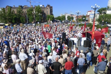 Власть в лице депутата Матвеева пыталась объясниться на митинге, но его не слушали - КПРФ Фото ХРО КПРФ